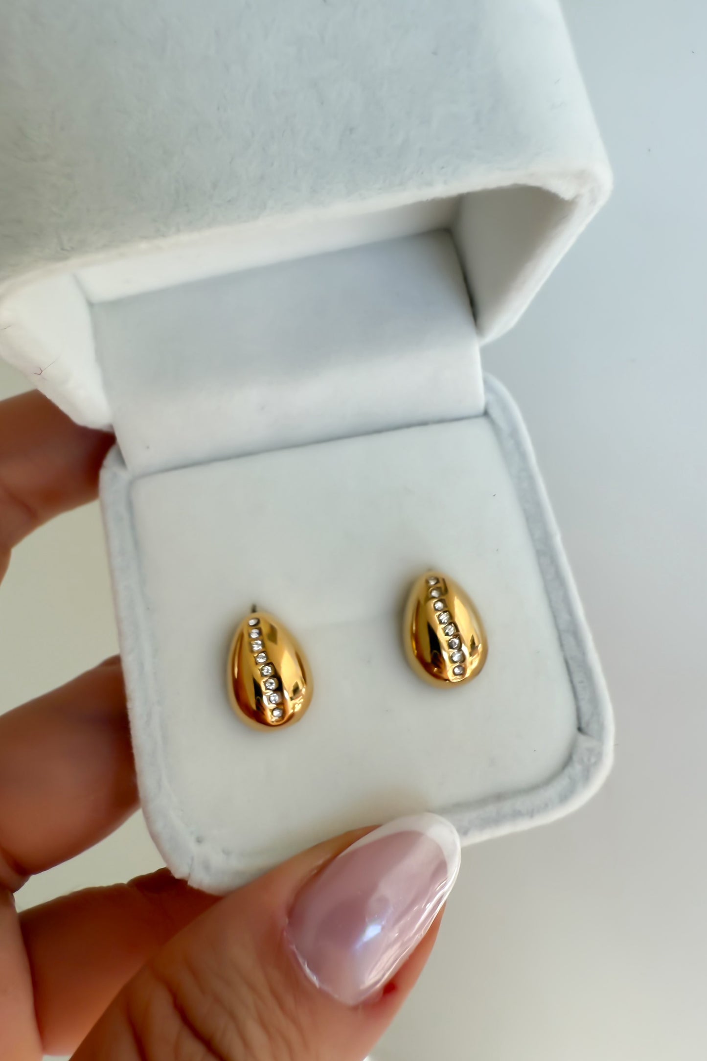 Brincos em aço e pérola inoxidável