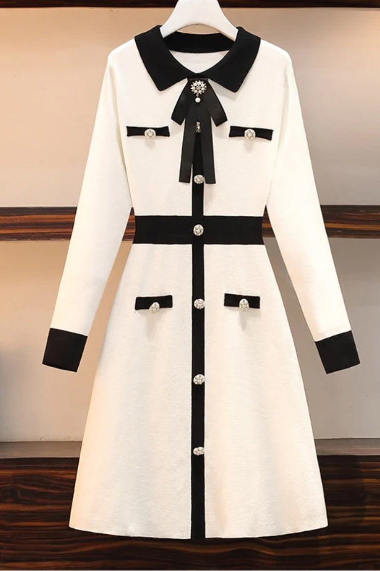 Vestido em malha branco com botões de pérolas