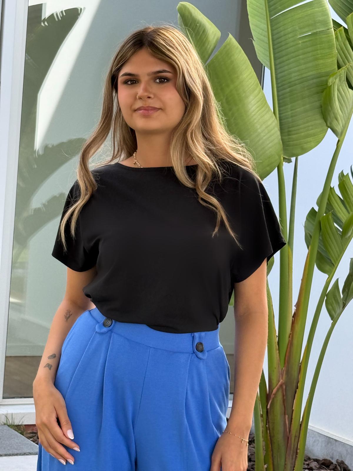 Blusa decote barco em liocel cor preto