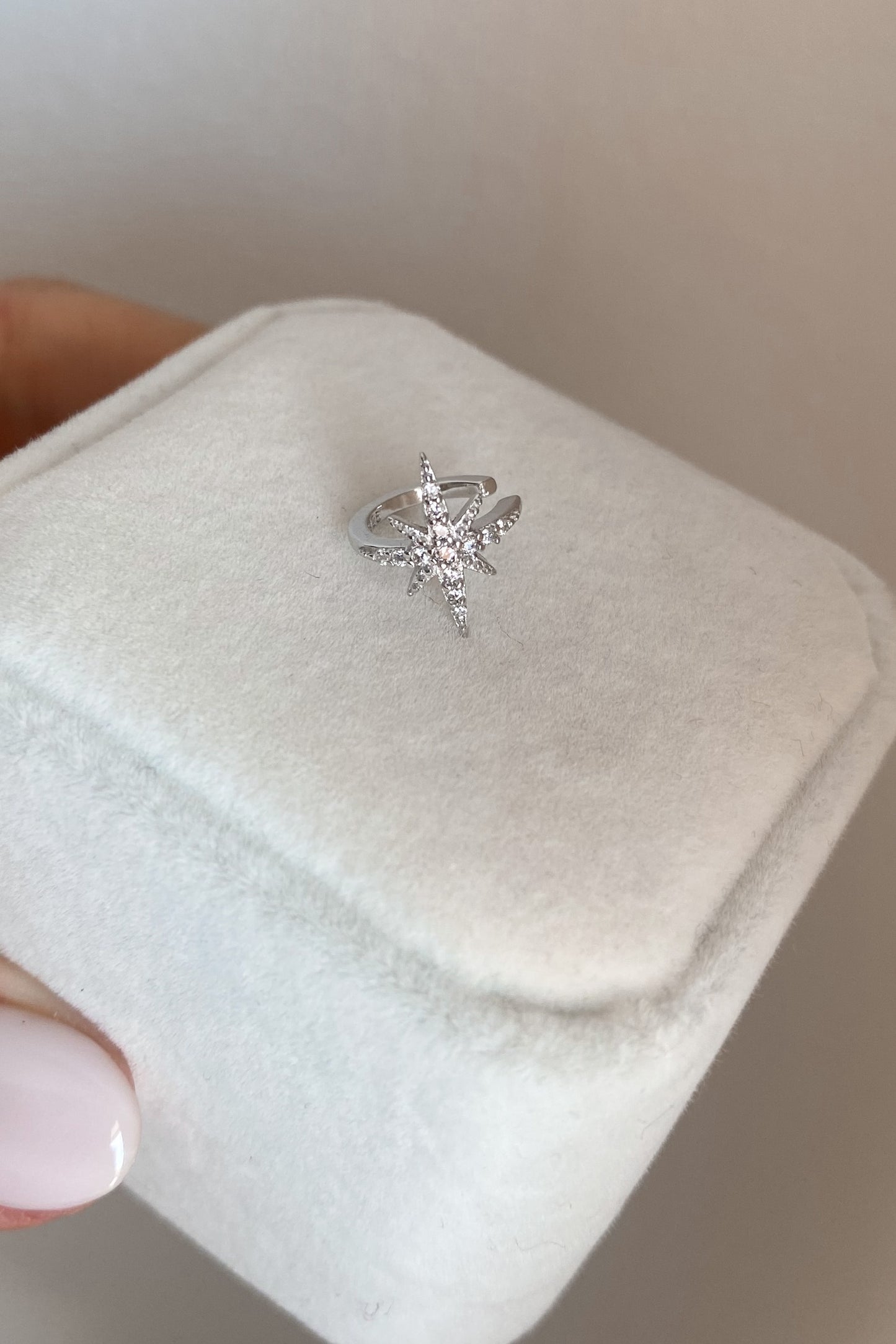 Brinco - Earcuff com cristais em cor prata