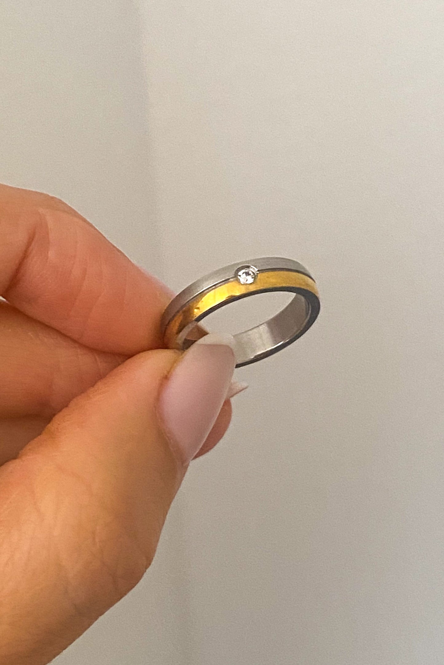 Aliança com cristais dourado - Promoção 28/07 a 28/08