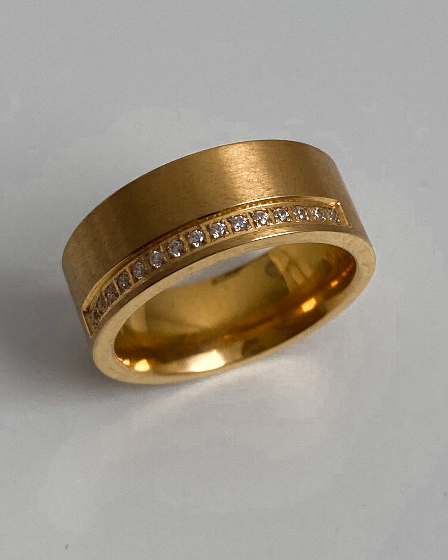 Aliança com cristais dourado - Promoção 28/07 a 28/08