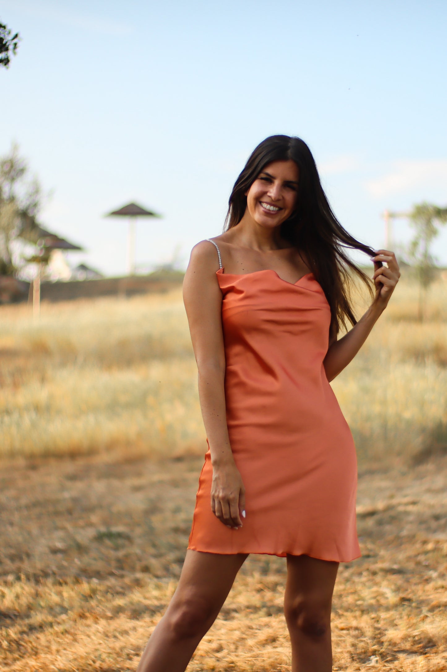 Vestido em cetim com alças de brilhantes - Promoção até 30 de setembro