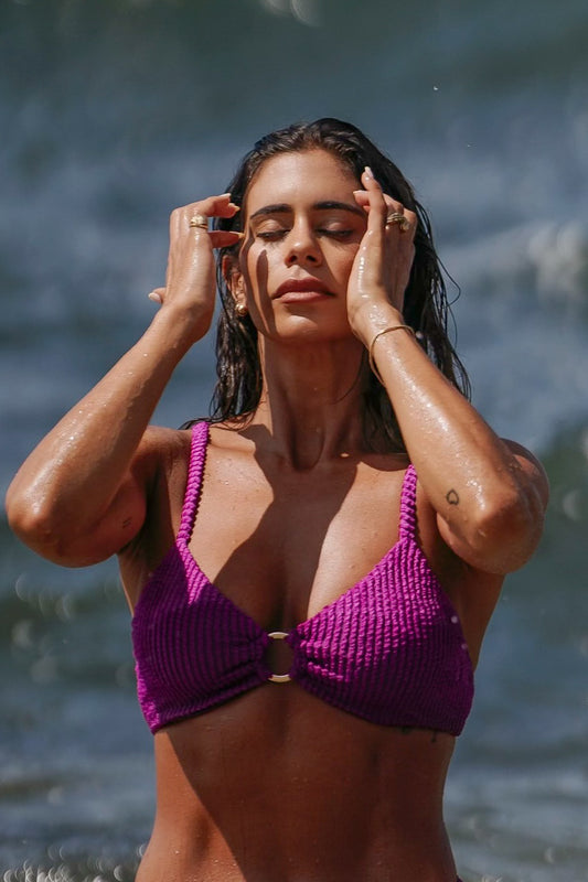 Top argola metálica dourada Biquíni brasileira - beringela