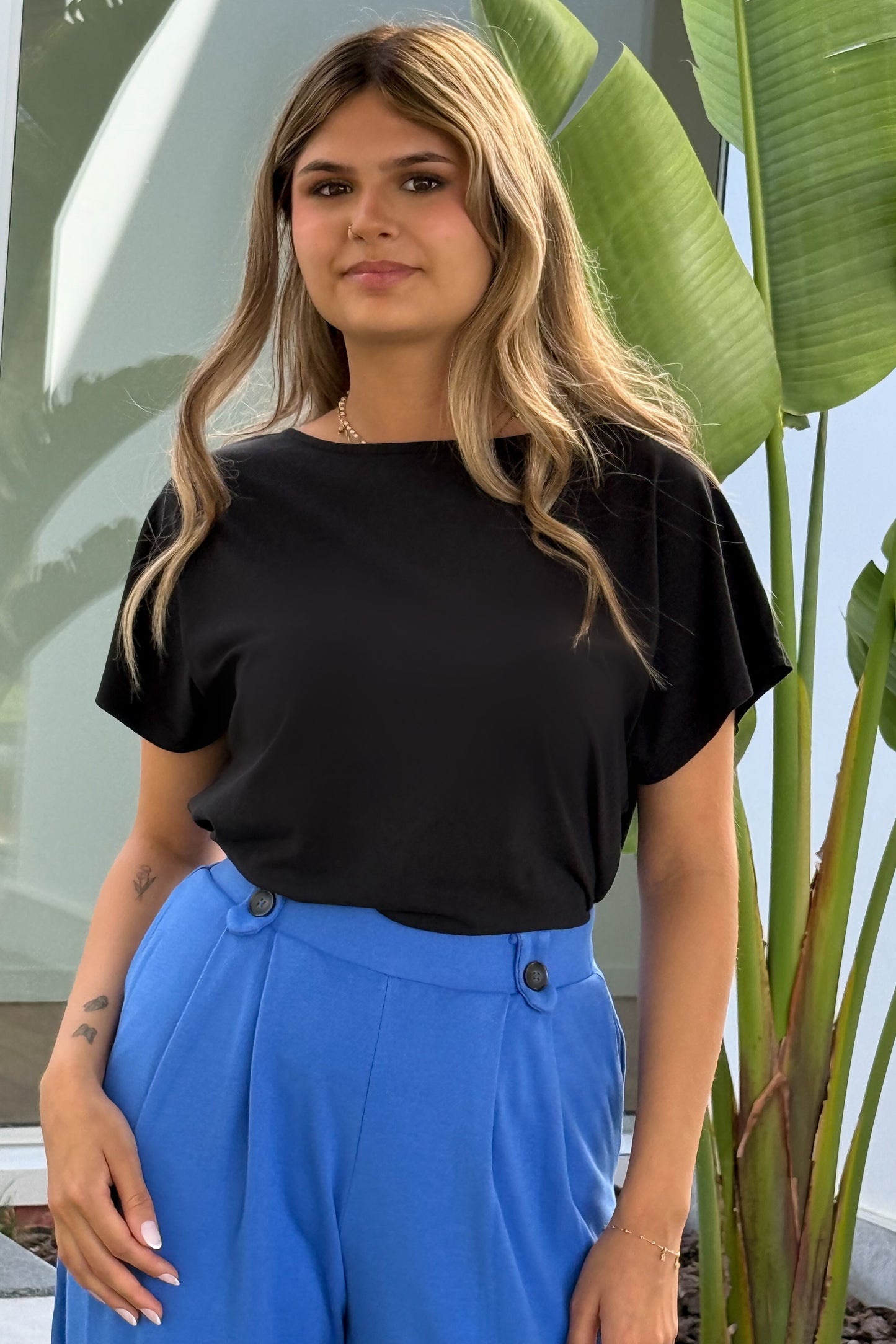 Blusa decote barco em liocel cor preto