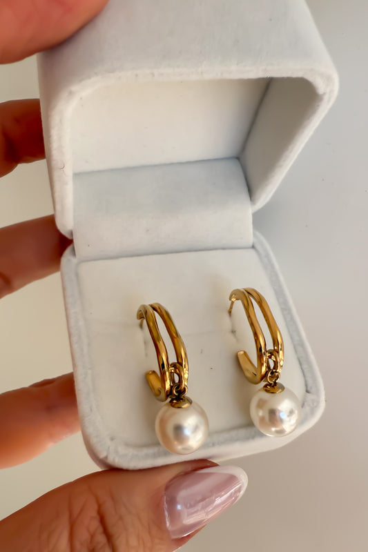 Brincos com pérola