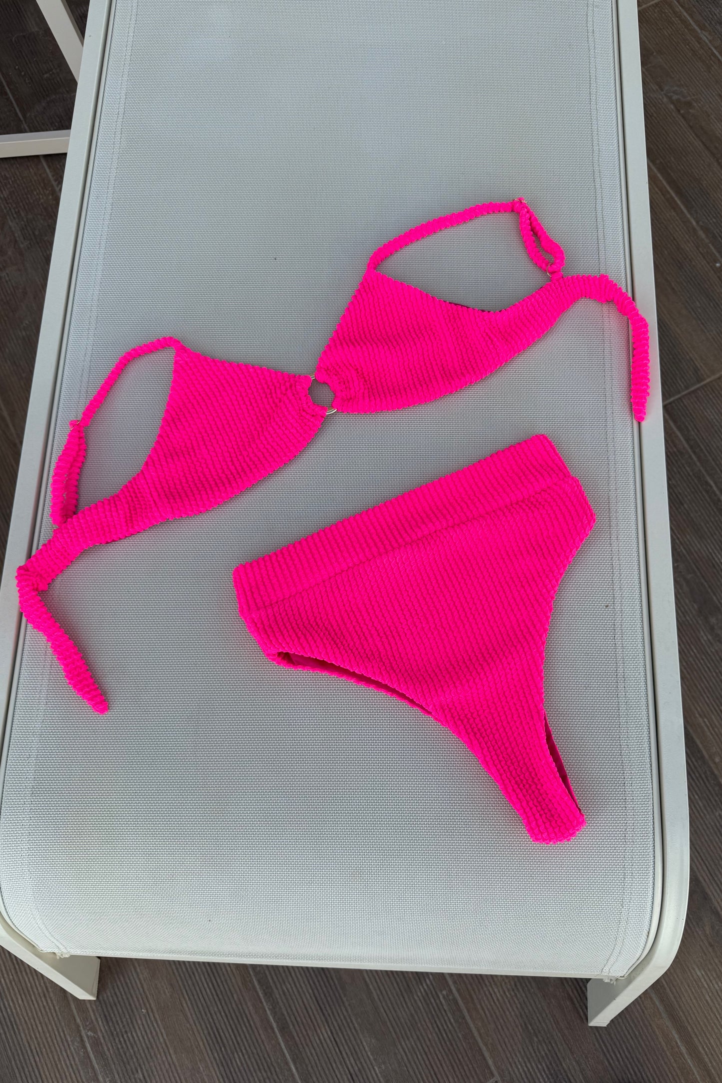 Biquíni  argola metálica dourada em lycra brasileira - Fushia