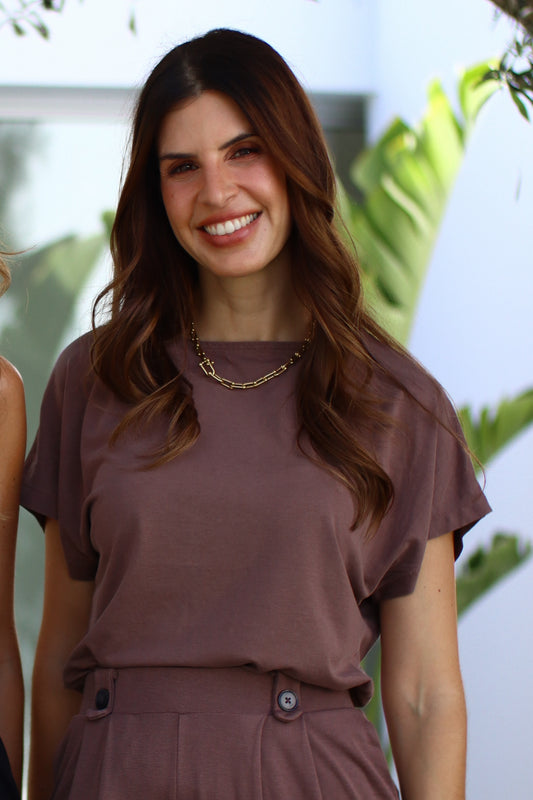 Blusa decote barco em liocel cor taupe