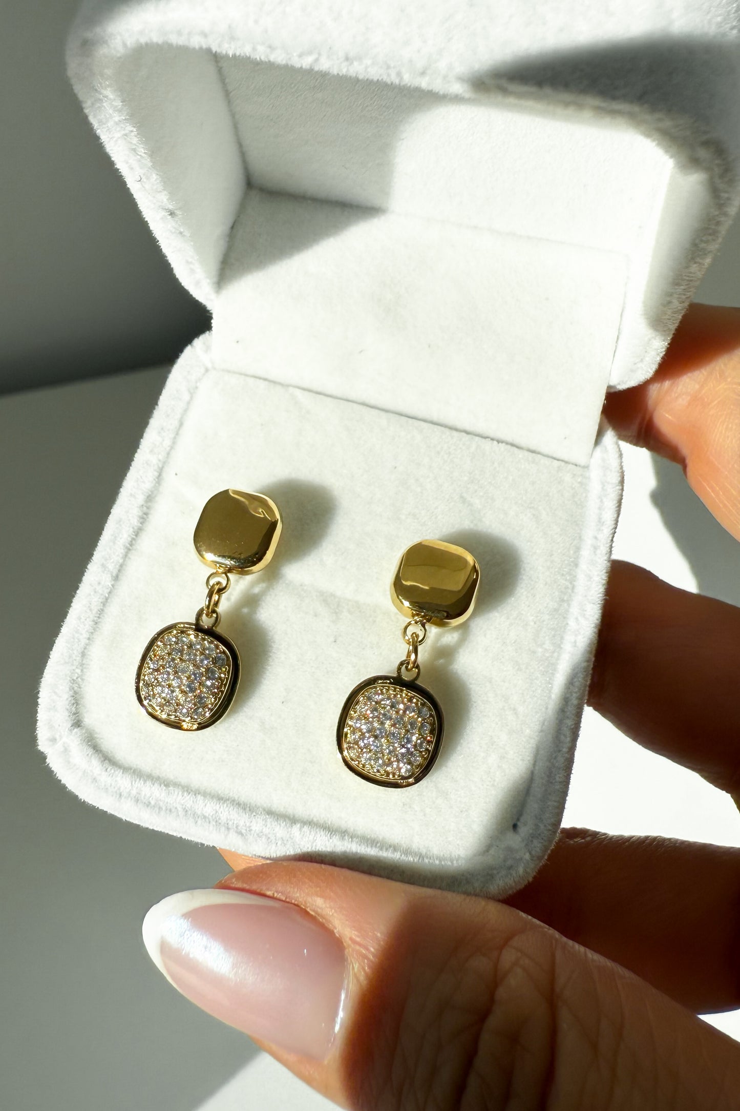 Brincos em aço e brilhantes